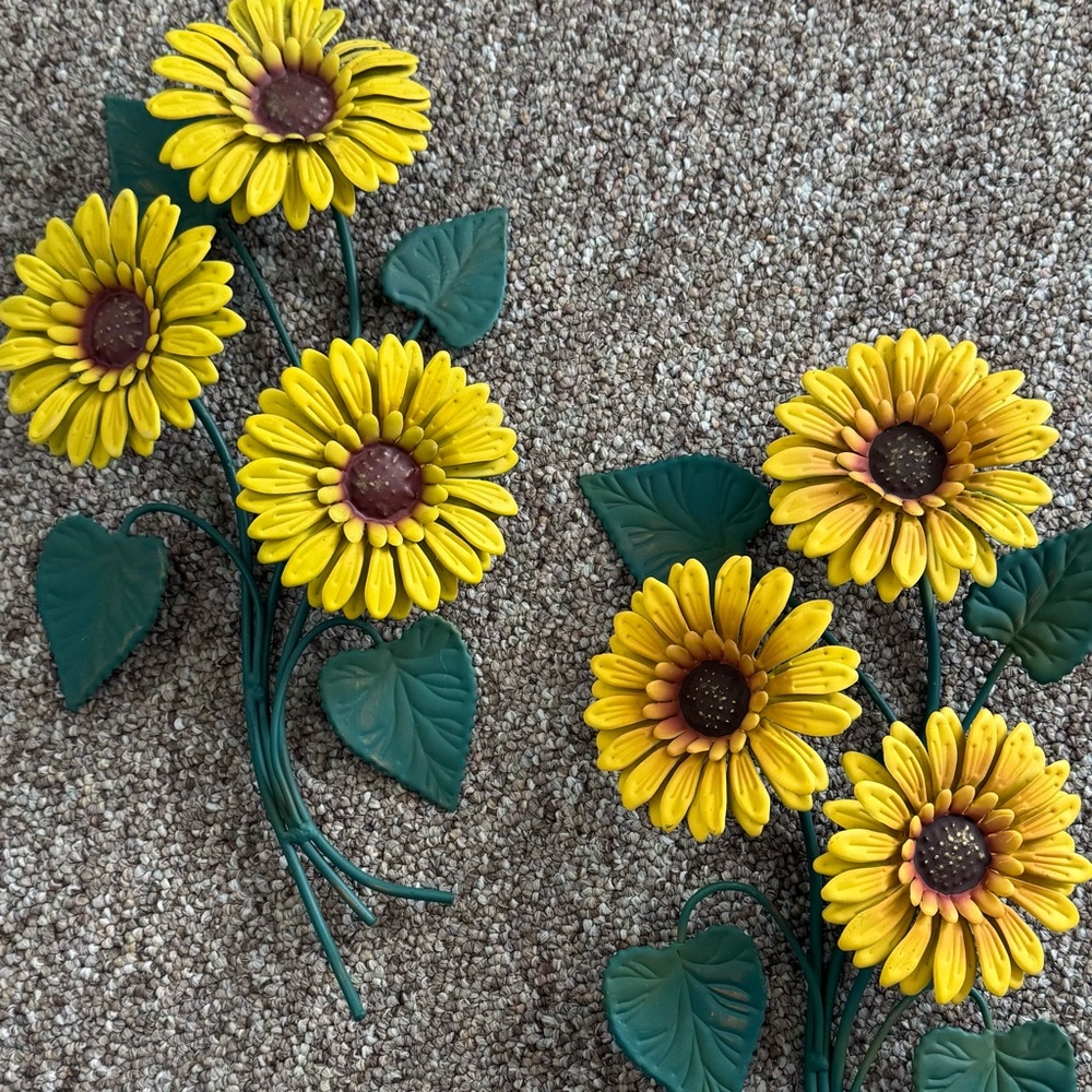 NWOT Pair of Metal Decorative Sunflowers - Picture 2 of 8